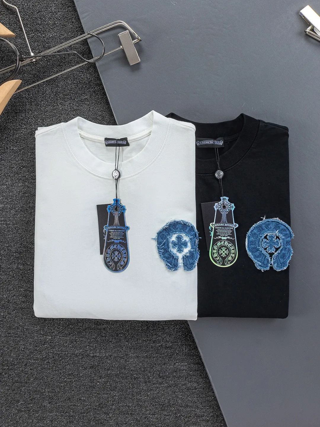 P190 Chrome Hearts CH Cross 26SS New product is hot at the same time💥 Early spring classic style Multiple craftsmanship Denim patch on the chest Horseshoe cross 🪡 Embroidery Large logo cross on the back Horseshoe denim patch Sanskrit ✝️🪡 Embroidery Round neck short-sleeved T-shirt, hot style, a style that both men and women like, same style for men and women, 100% chance of turning heads when wearing it! It’s all about being handsome. The designer’s classic sense is precisely grasped. The whole piece of clothing is heavy. Industrial washing process. Ready-made garments are dyed + sprayed for a horse effect. The double-wash process is very recognizable. It uses heavy washing to make it distressed. The edges of the patch are slightly rolled and naturally distressed. It has a three-dimensional sense of layering and a little damage. It is very visually lethal. It adheres to Kroxin's consistent rough style. The chest and back are large, and the horseshoe flower printed patch pattern is embroidered and decorated. It is also decorated with silver metal engraved distressed buttons. The classic elements full of brand recognition instantly enhance the overall sense of grade and specification. Its texture is quite high-end! The overall feeling is high-end, simple and elegant, with silver hardware accessories, a full set of customized accessories, and the pattern of the entire dress is all decorated with patchwork three-dimensional embroidery technology, which is the finishing touch of the entire dress. The design on the back is even more eye-catching! ! This full back is so cool, it’s full of design, and the overall upper body style highlights fashion and individuality. Wearing it together as a couple is even more popular on the street. I recommend the early autumn sweatshirt! ! The fabric is a unique 320g 100% cotton, which is skin-friendly, breathable, warm to the touch, has a strong texture, and has smooth lines. It can be called a back killer, which has very strict requirements on craftsmanship and cost. The smooth neckline, flat cuffs and hems, the stitches are large and tight, tight and orderly, and the details are perfect. The consistent OS version can be worn alone or layered. It is very casual, but very iconic! It is simply the flagship of high-end trendy brands and must be included in your wardrobe. It has the American fashion spirit of freedom and individuality, and is highly recognizable and stylized! Color: Black White Size: S-XL Size chart: S: Shoulder width 50-Bust 56-Length 70 M: Shoulder width 52-Bust 57-Length 72 L: Shoulder width 54-Bust 59-Length 74 XL: Shoulder width 56-Bust 62-Length 76